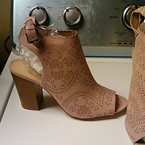 Sandals - Picture 2 of 7